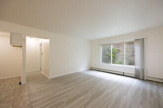 Redford Square Apartments in Detroit, MI - Foto de edificio - Building Photo