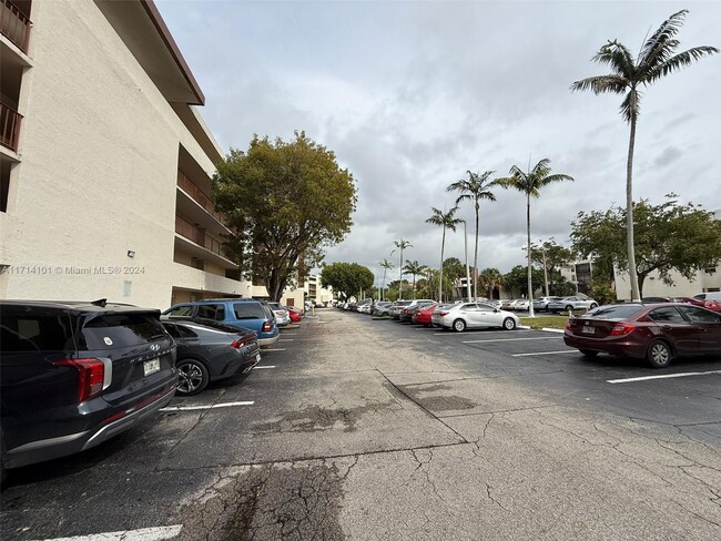 8870 Fontainebleau Blvd in Miami, FL - Building Photo - Building Photo