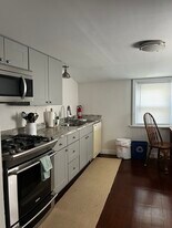 142 Page Rd, Unit 2FL in Bedford, MA - Building Photo