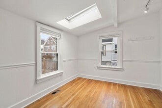 153 Oak St in Newton, MA - Foto de edificio - Building Photo