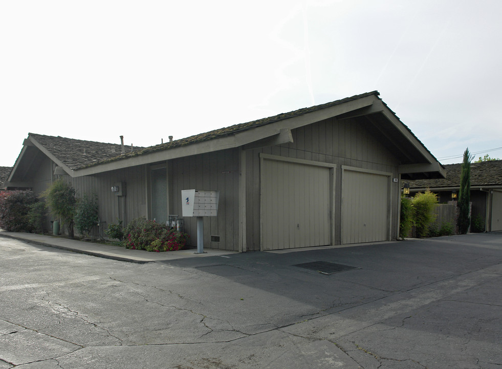 Maroa Village in Fresno, CA - Building Photo