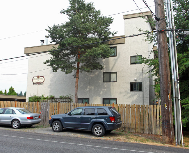 Heatherstone Park Apartments in Shoreline, WA - Building Photo - Building Photo