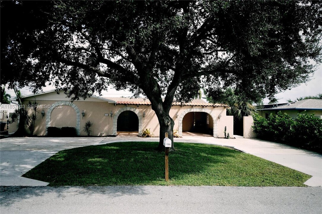 2359 N Wallen Dr in West Palm Beach, FL - Building Photo