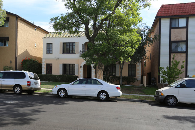 122 S Cedar St in Glendale, CA - Building Photo - Building Photo