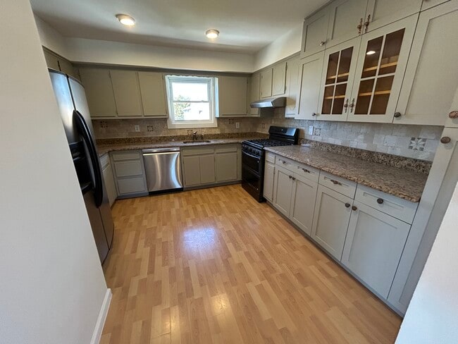 405 Massapequa Ave in Massapequa, NY - Foto de edificio - Building Photo