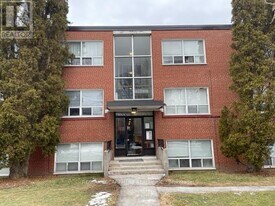 37 Mericourt Rd in Hamilton, ON - Building Photo