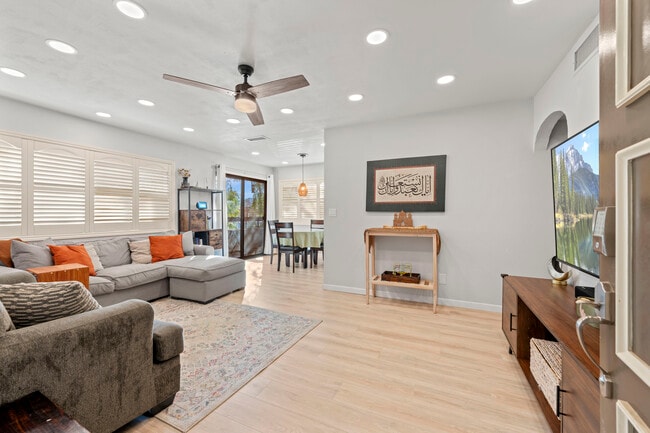 18122 Sundowner Way, Unit 1101 in Santa Clarita, CA - Building Photo - Building Photo