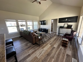 1600 NE Cinder Loop in Mountain Home, ID - Foto de edificio - Building Photo