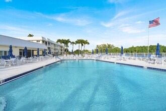 32 Colonial Club Dr in Boynton Beach, FL - Building Photo - Building Photo