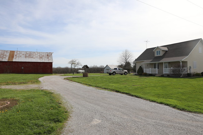 9901 Huey Rd in Carlyle, IL - Building Photo - Building Photo