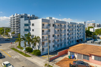 2575 SW 27th Ave in Miami, FL - Foto de edificio - Building Photo