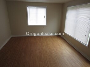 325 26th St in Springfield, OR - Foto de edificio - Building Photo