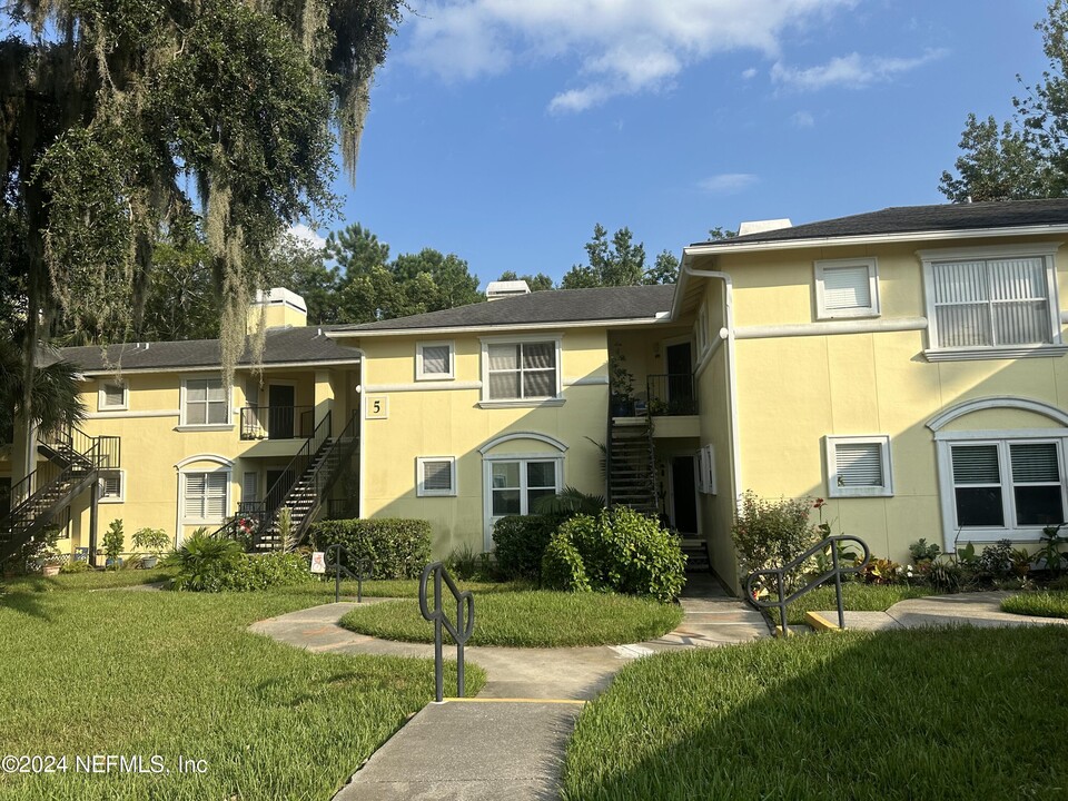 1800 The Greens Way in Jacksonville Beach, FL - Building Photo