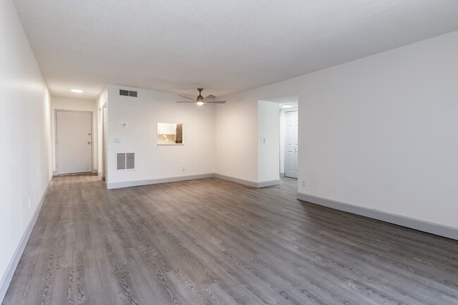 Nordica Bay in St. Petersburg, FL - Building Photo - Interior Photo