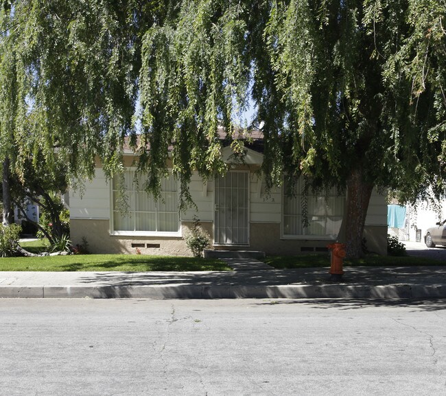 151 N Beachwood Dr in Burbank, CA - Building Photo - Building Photo