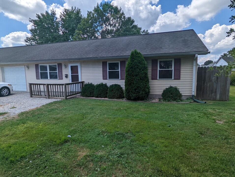 400 W Goodall St in Marion, IL - Building Photo