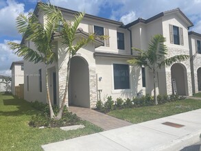 23390 SW 127th Ct in Miami, FL - Foto de edificio - Building Photo