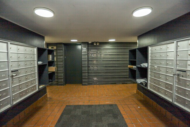 561 W Cornelia Ave, Unit #276 in Chicago, IL - Foto de edificio - Building Photo