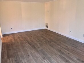 309 Clubhouse Ct in Coram, NY - Building Photo - Building Photo