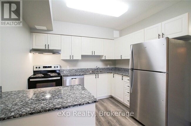 239 Auburn Dr in Waterloo, ON - Building Photo - Building Photo