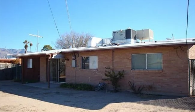 property at 2851 N Magnolia Ave