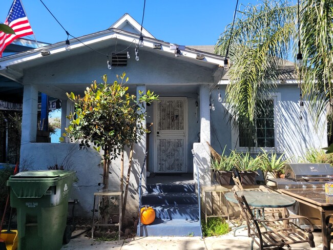 1405 S New Hampshire Ave in Los Angeles, CA - Foto de edificio - Building Photo