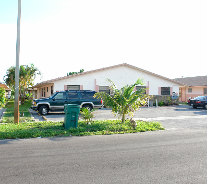 5211 NW 21st Ct in Fort Lauderdale, FL - Building Photo