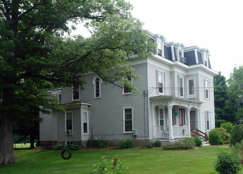 10 Pleasant St in Georgetown, MA - Building Photo