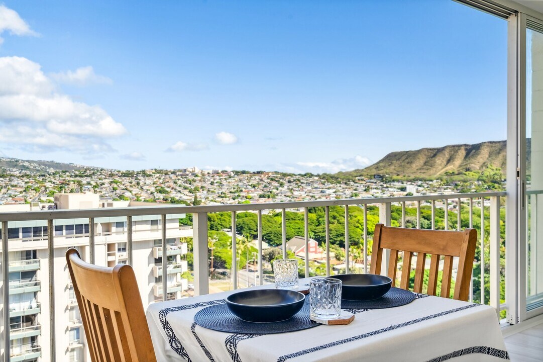 2575 Kuhio Ave, Unit 1702 in Honolulu, HI - Building Photo