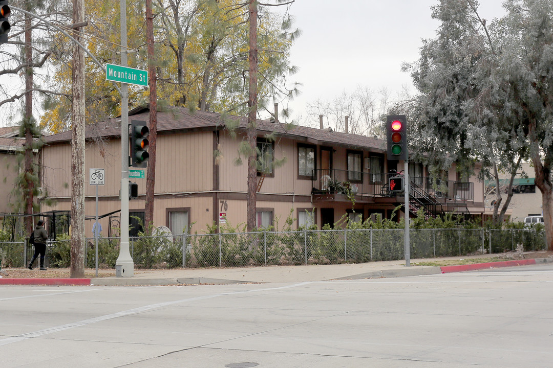 76 E Mountain St in Pasadena, CA - Building Photo