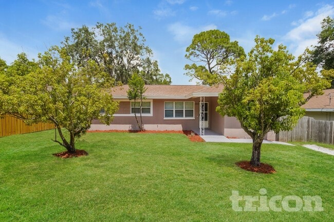 property at 1305 E Oakwood St