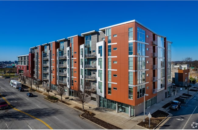 2115 Yeaman Pl, Unit 204 in Nashville, TN - Foto de edificio - Building Photo