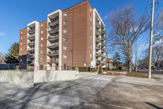 Bristol Place Apartments in Windsor, ON - Building Photo - Building Photo
