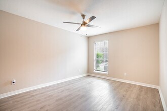 8915 Broadway in Houston, TX - Foto de edificio - Interior Photo