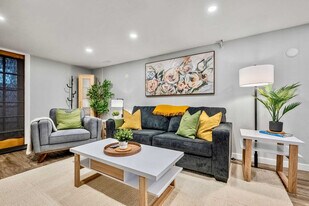 7916-7936 36 Ave NW in Calgary, AB - Building Photo