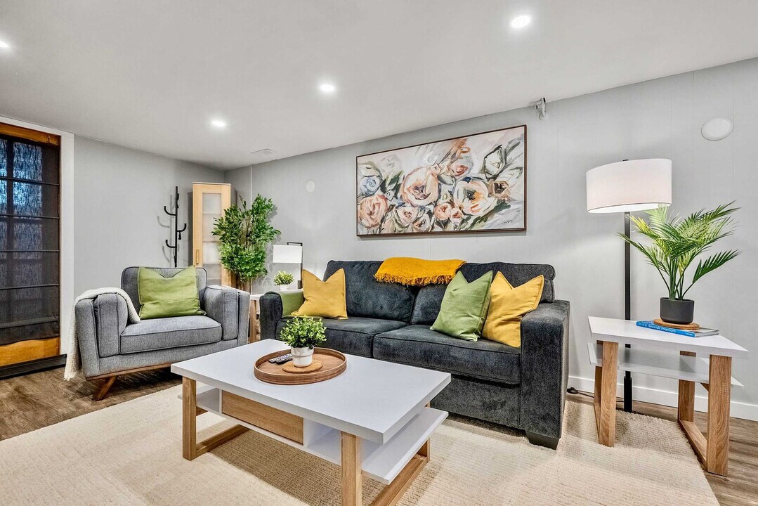 7916-7936 36 Ave NW in Calgary, AB - Building Photo