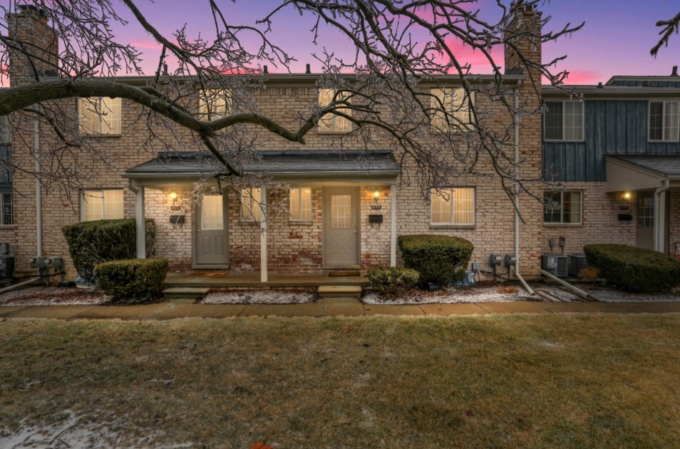 The Cloisters Townhouses in Clawson, MI - Building Photo