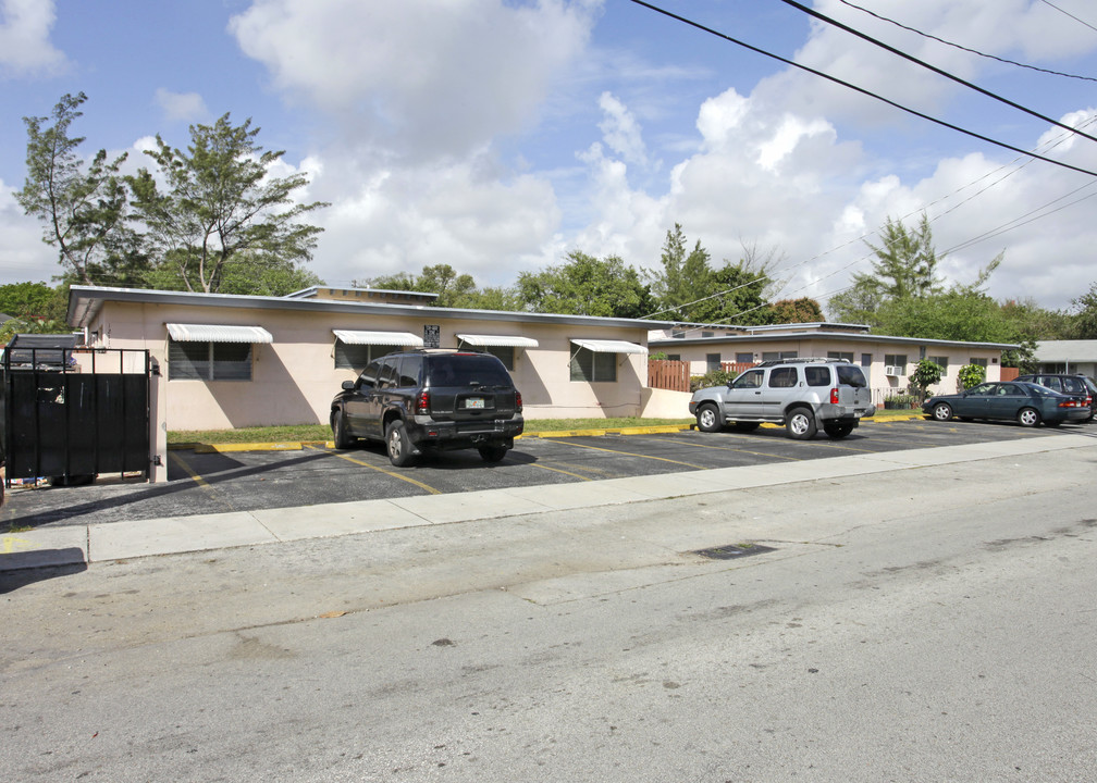 12110-12140 NE 8th Ave in Miami, FL - Building Photo