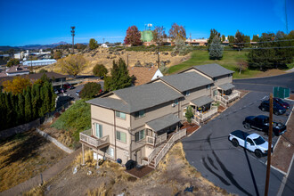 955 NE Elm St in Prineville, OR - Building Photo - Building Photo