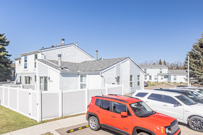 Sandstone Court in Edmonton, AB - Building Photo - Building Photo