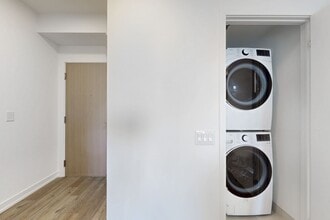 395-395 Square One Dr in Mississauga, ON - Building Photo - Building Photo