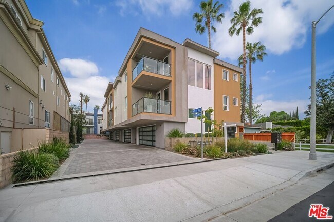 11821 Holly Wy in Los Angeles, CA - Building Photo - Building Photo