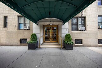 300 W 72nd St in New York, NY - Building Photo - Building Photo