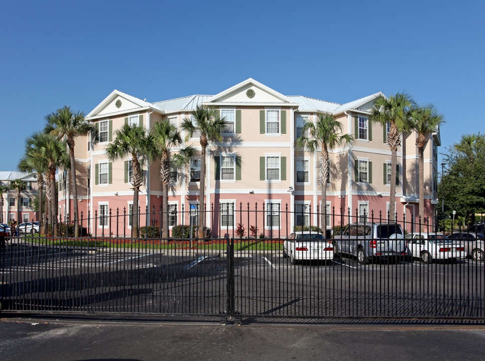 Crescent Club Apartments in Orlando, FL - Building Photo