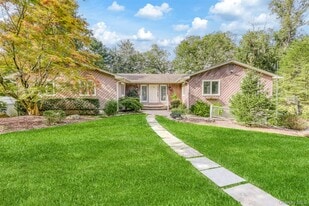 12 Evergreen Ct in Suffern, NY - Building Photo