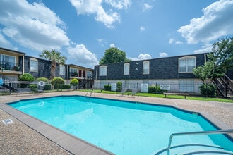 Le Chateau Apartments in Houston, TX - Building Photo - Building Photo