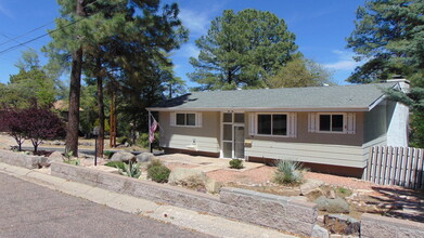 401 Canyon Spgs in Prescott, AZ - Foto de edificio - Building Photo