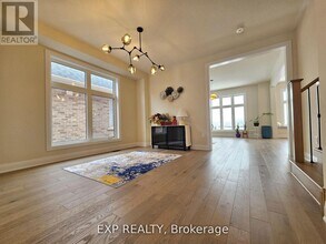 33 John Dallimore Dr in Georgina, ON - Building Photo - Building Photo