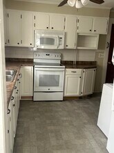 7 Cristy St, Unit Cristy 1st FL UNIT 3 in Worcester, MA - Foto de edificio - Building Photo