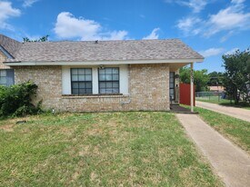 7201 Pineberry Rd in Dallas, TX - Building Photo